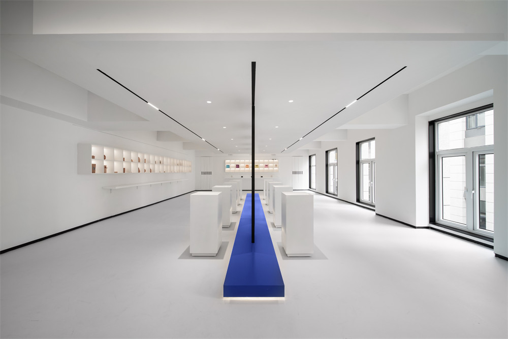現(xiàn)代極簡風JIAYI柔版企業(yè)展廳裝修設(shè)計方案(圖8)
